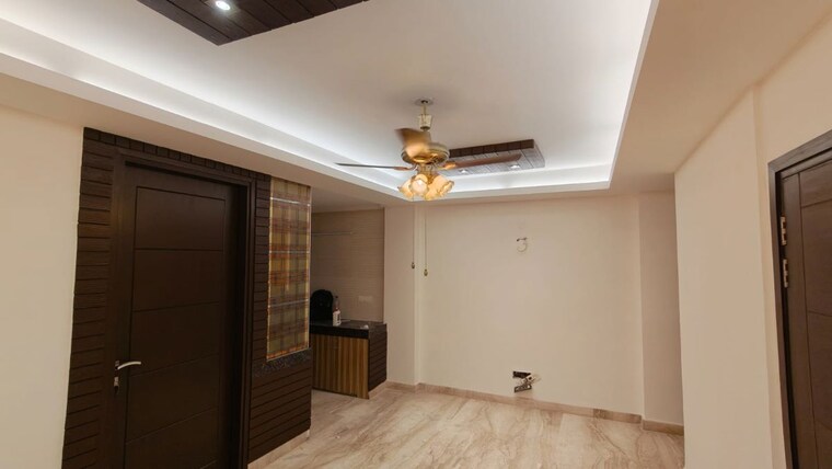 Room, east of kailash 3 Bedroom 125 Sq.Yd. Builder Floor In East Of Kailash Delhi 10229049