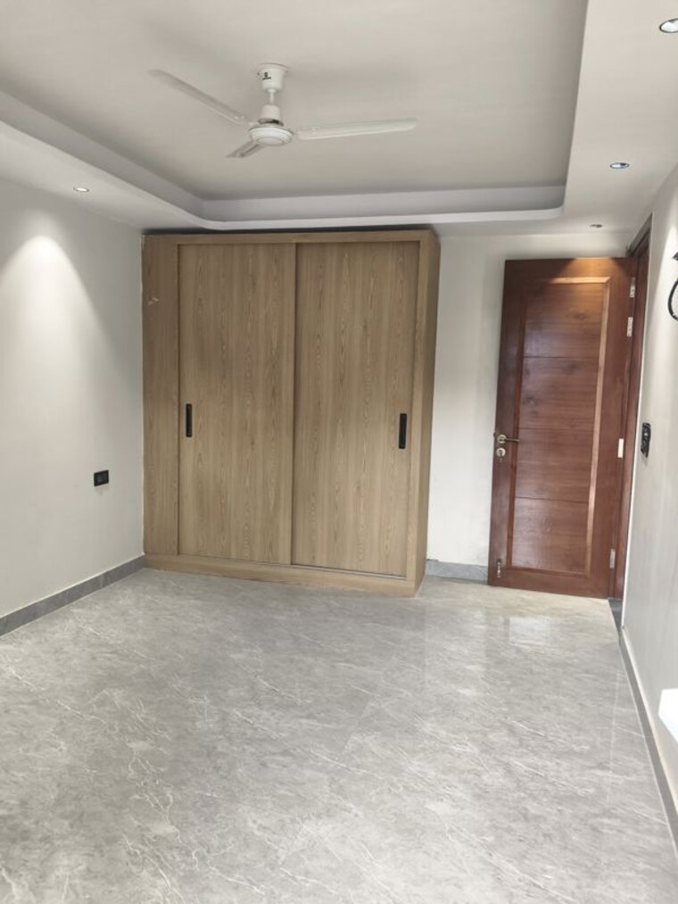 Room, lajpat nagar iii 4 Bedroom 200 Sq.Yd. Apartment In Lajpat Nagar Iii Delhi 10229072
