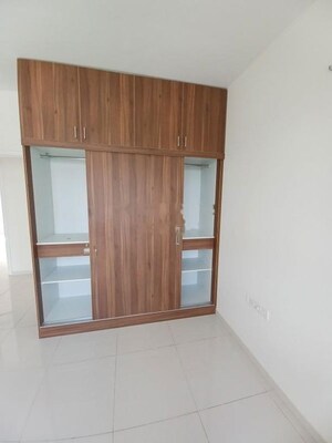 Room in 3 BHK Apartment at Godrej Aqua, International Airport Road – for Rent