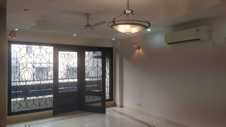 Room, shivalik colony 3 Bedroom 200 Sq.Yd. Apartment In Shivalik Colony Delhi 10229717
