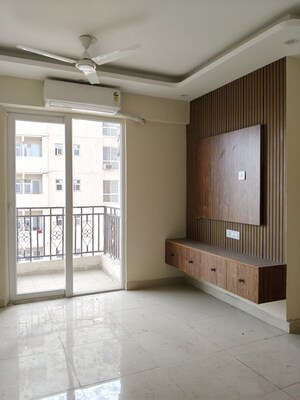 Room in 2 BHK Apartment at Signature Global Prime, Sector 63a – for Rent