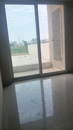 Room in 2.5 BHK Apartment at Mahagun Mirabella, Sector 79 – for Rent