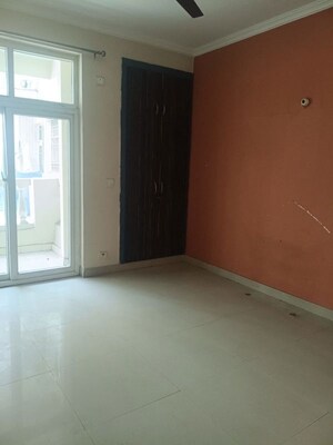 Room in 3 BHK Apartment at Amrapali Silicon City, Sector 76 – for Sale