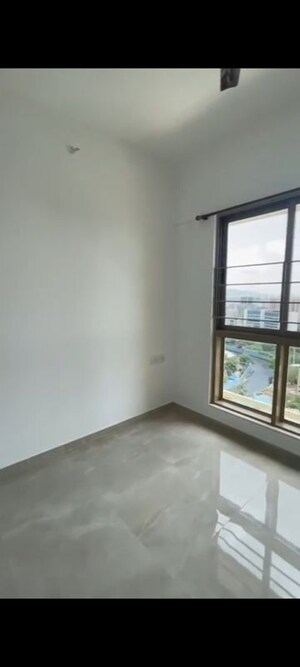 Room in 2 BHK Apartment at Sheth Vasant Oasis, Andheri East – for Rent