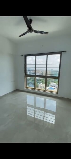 Room in 2 BHK Apartment at Sheth Vasant Oasis, Andheri East – for Rent