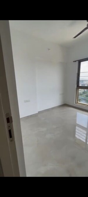 Room in 2 BHK Apartment at Sheth Vasant Oasis, Andheri East – for Rent