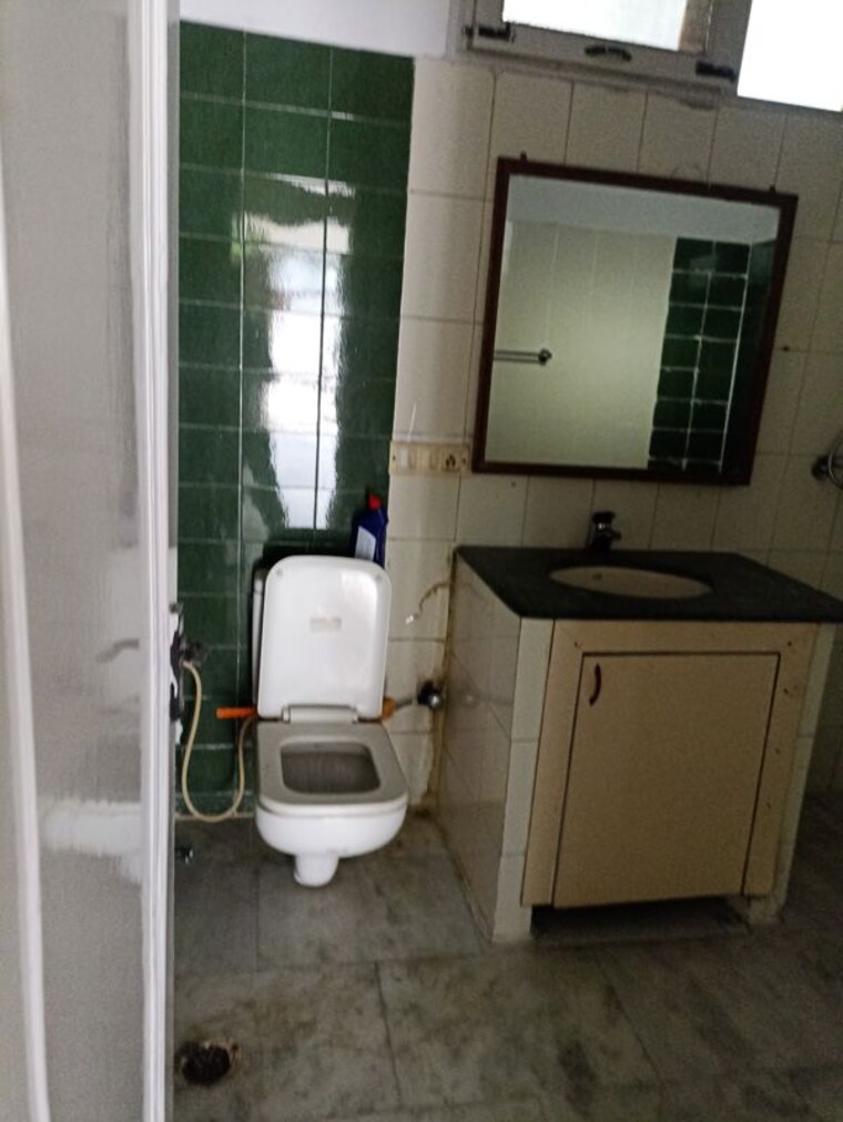 Bathroom, nda-rail-vihar 3 Bedroom 1800 Sq.Ft. Independent House In Sector 33 Noida 10230509