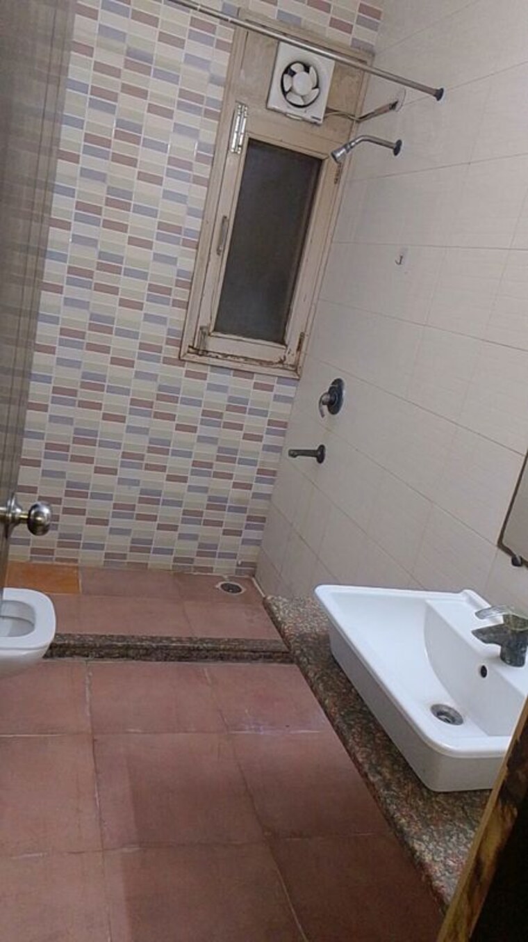 Bathroom, rwa-apartments-sector-39 1.5 Bedroom 700 Sq.Ft. Independent House In Sector 39 Noida 10230562