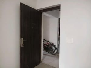 Room in 3 BHK Apartment at Geotech Pristine Avenue, Sector 16c Greater Noida – for Rent