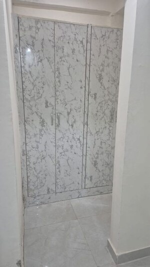 Bathroom in 1 BHK Builder Floor at DLF City Phase IV, Dlf Phase iv – for Rent