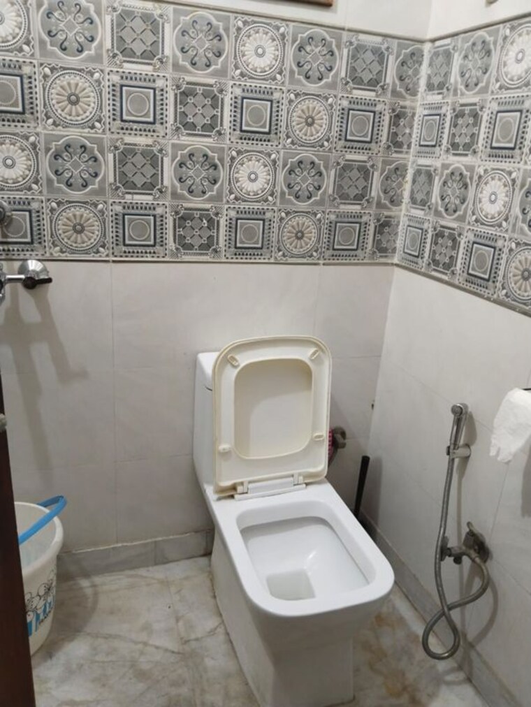 Bathroom, sector 23a 2 Bedroom 1630 Sq.Ft. Builder Floor In Sector 23a Gurgaon 10230808