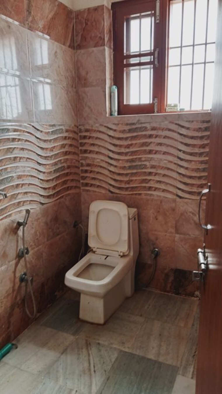 Bathroom, sector 9 2 Bedroom 200 Sq.Yd. Builder Floor In Sector 9 Hisar 10200219