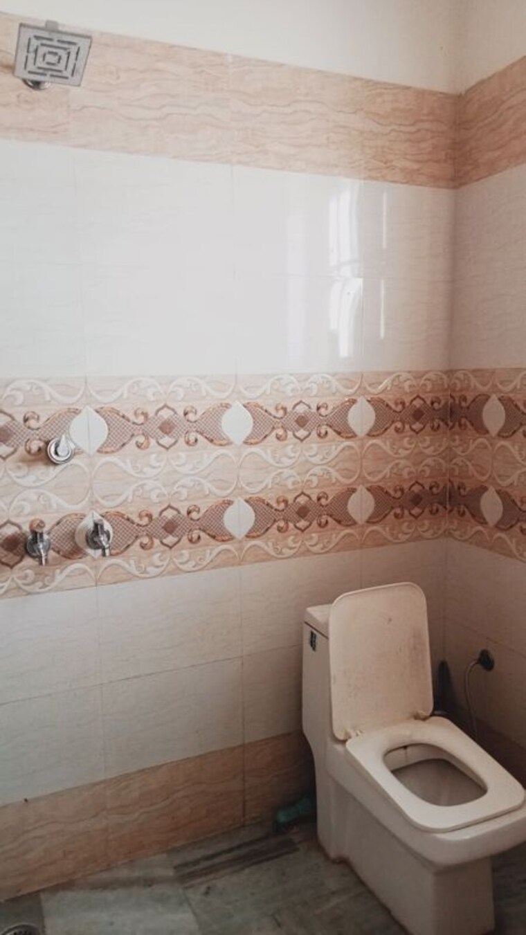 Bathroom, sector 9 2 Bedroom 200 Sq.Yd. Builder Floor In Sector 9 Hisar 10200219