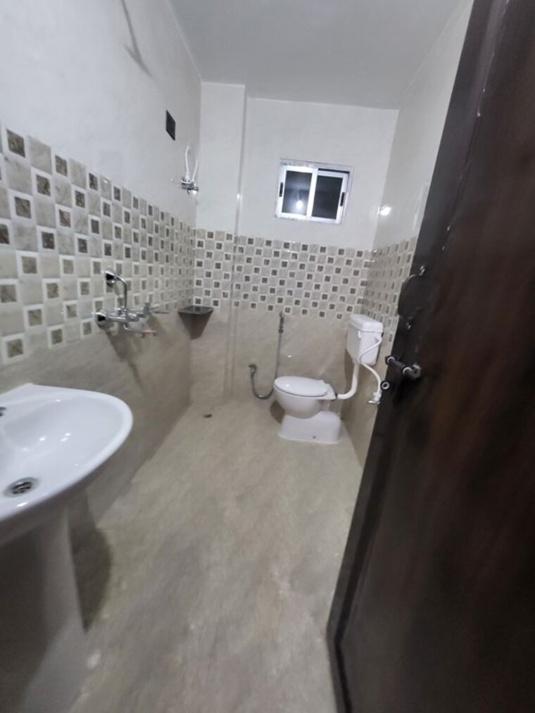 Bathroom, lalpur 2 Bedroom 1500 Sq.Ft. Apartment In Lalpur Ranchi 10231187