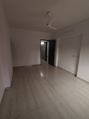 Room in 1 BHK Apartment at Anita Accord, Kandivali East – for Rent