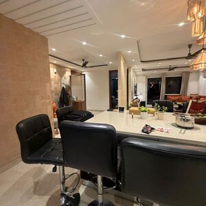 Team Area in 3 BHK Apartment at South City 1 – for Rent