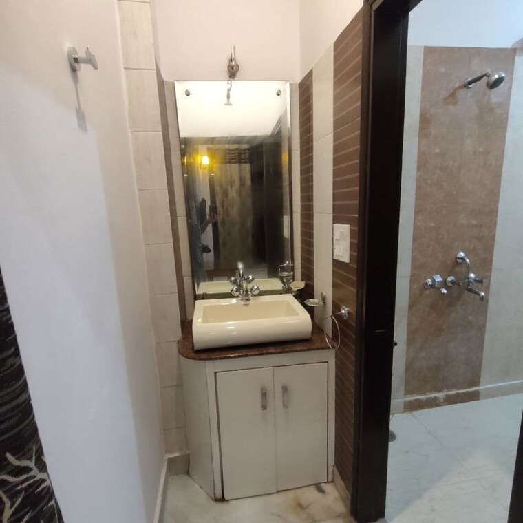 Bathroom, ansal-plaza-gurgaon 3 Bedroom 1500 Sq.Ft. Builder Floor In Palam Vihar Gurgaon 10231590