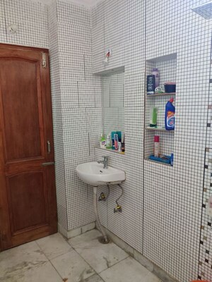 Bathroom in 3 BHK Builder Floor at Ansal Plaza Gurgaon, Palam Vihar – for Rent