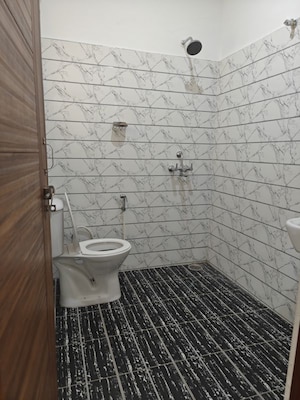Bathroom in 3.5 BHK Apartment at Kulhan – for Rent