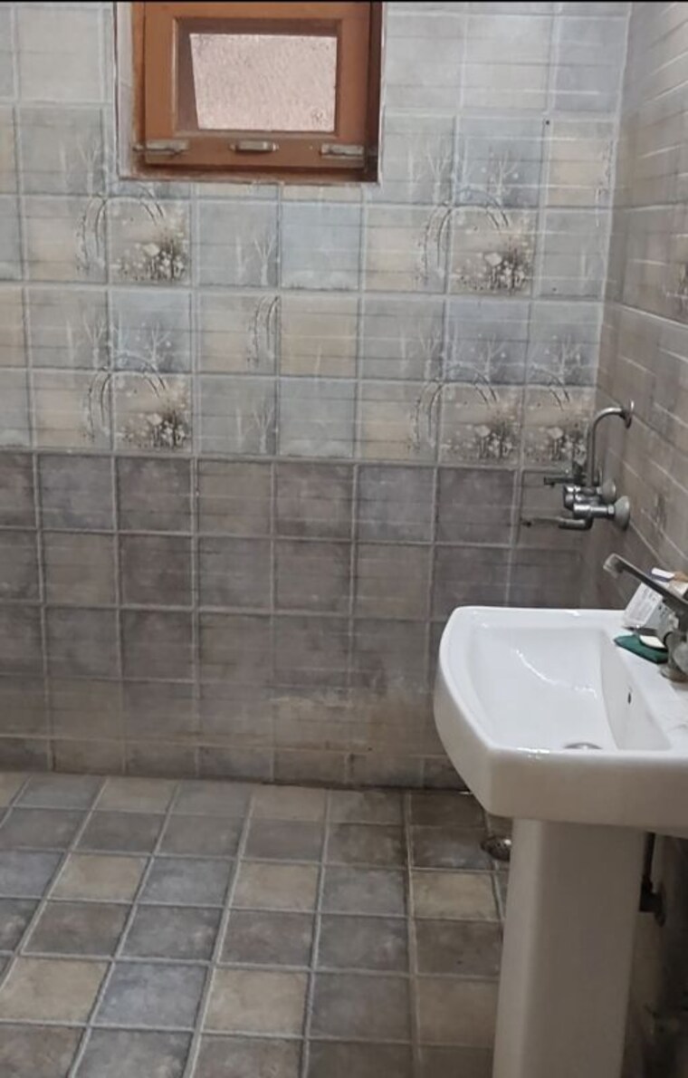 Bathroom, ashoka enclave 4 Bedroom 2000 Sq.Ft. Builder Floor In Ashoka Enclave Faridabad 10231808