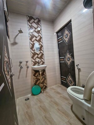 Furnished Amenities in 2 BHK Builder Floor at Saket – for Rent