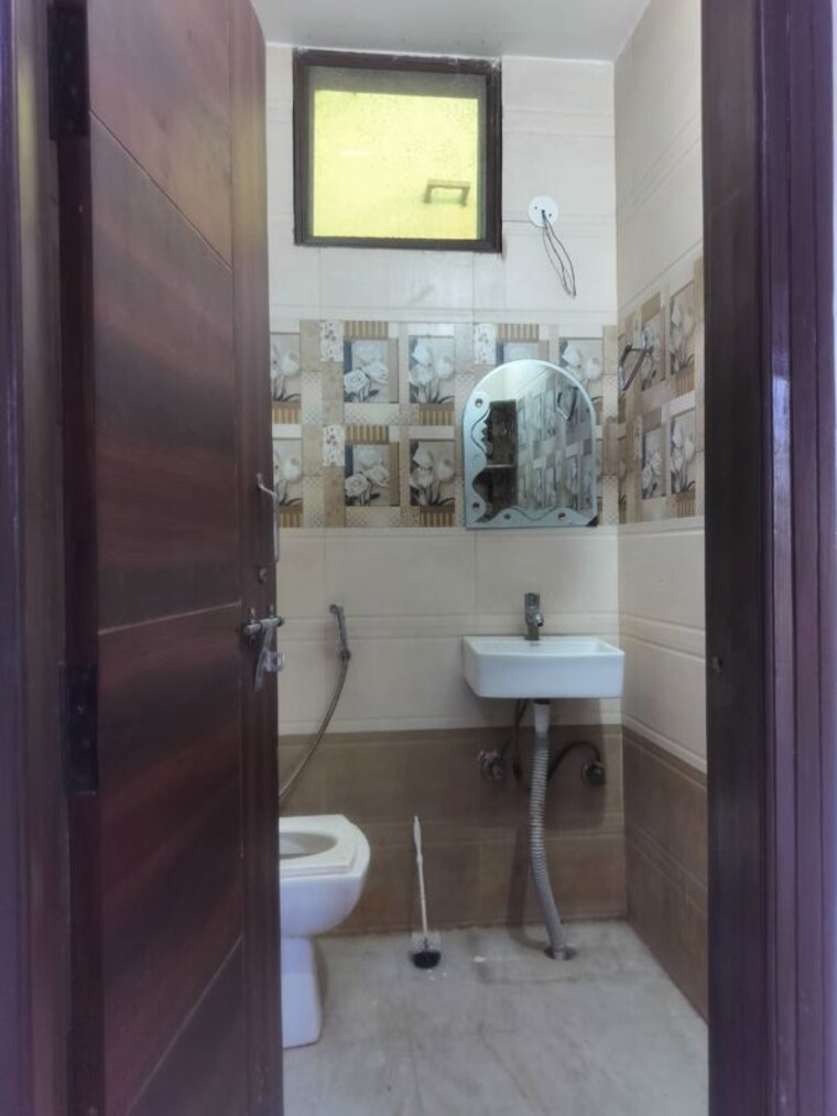 Bathroom, old rajinder nagar 2.5 Bedroom 911 Sq.Ft. Builder Floor In Old Rajinder Nagar Delhi 10232053