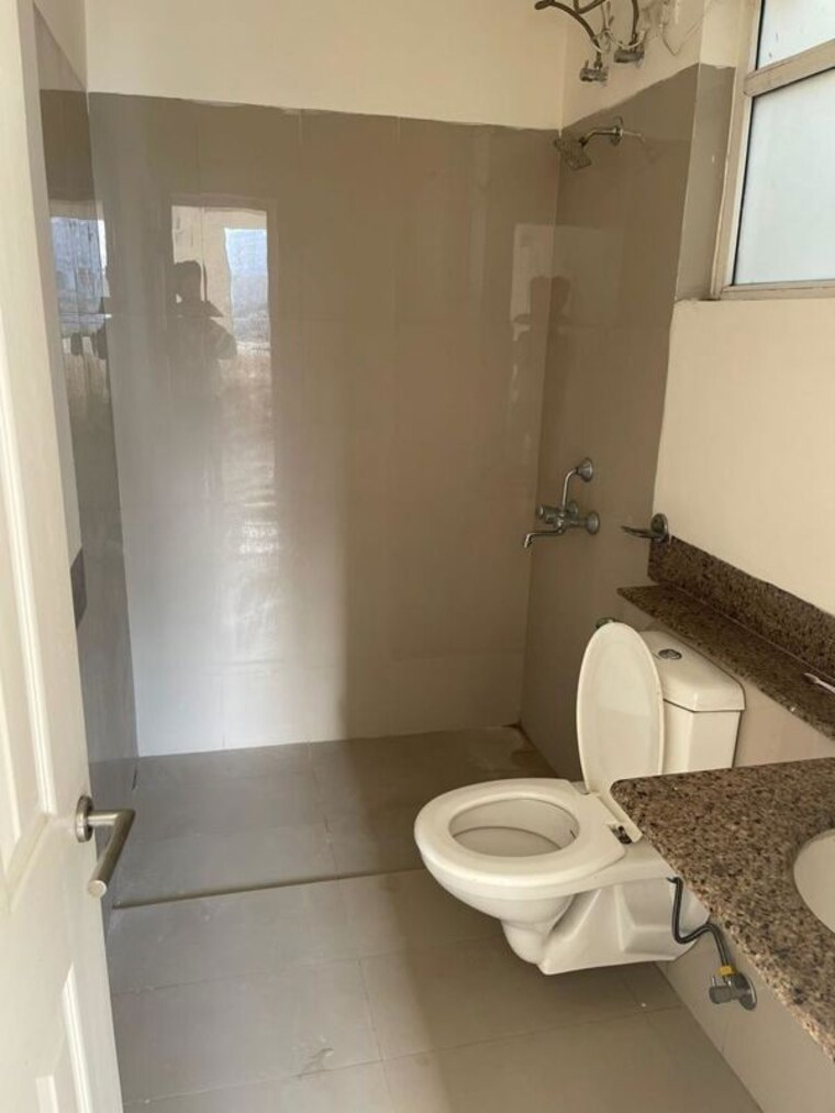 Bathroom, emaar-emerald-floors 4 Bedroom 350 Sq.Yd. Apartment In Sector 65 Gurgaon 10232168