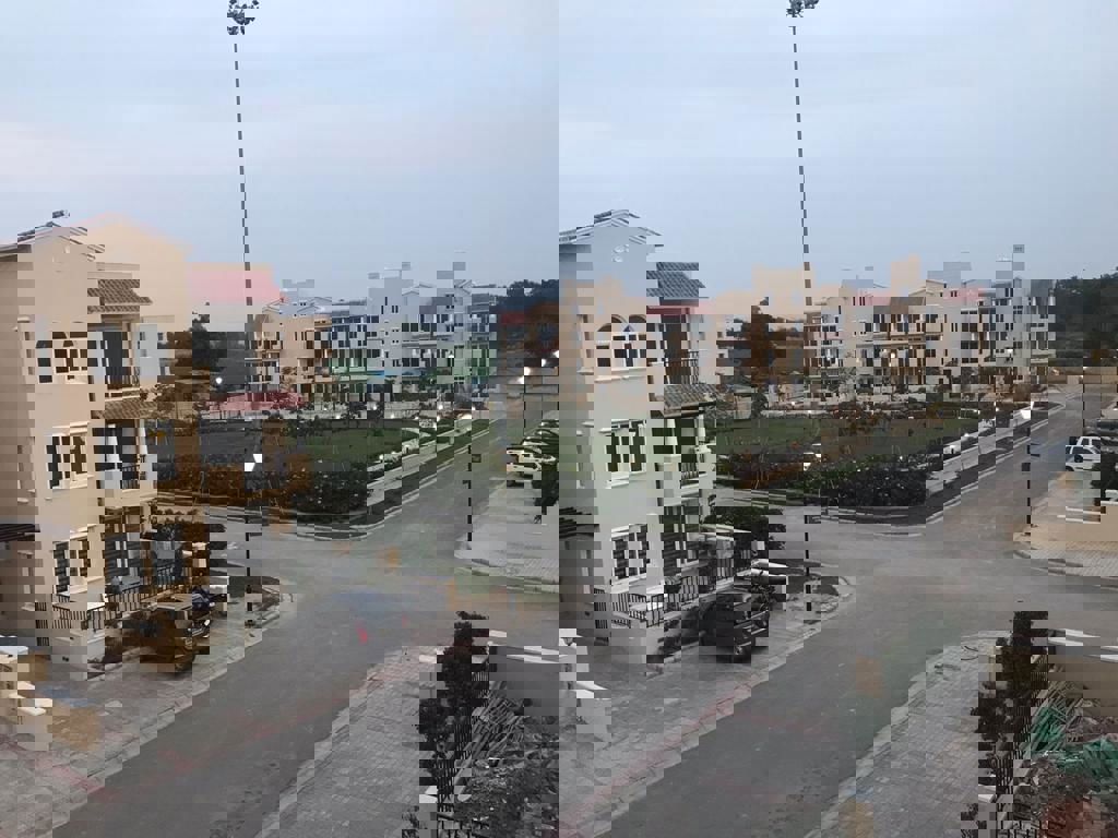 4 BHK + Pooja Room,Servant Room 350 Sq.Yd. Apartment in Emaar Emerald Floors