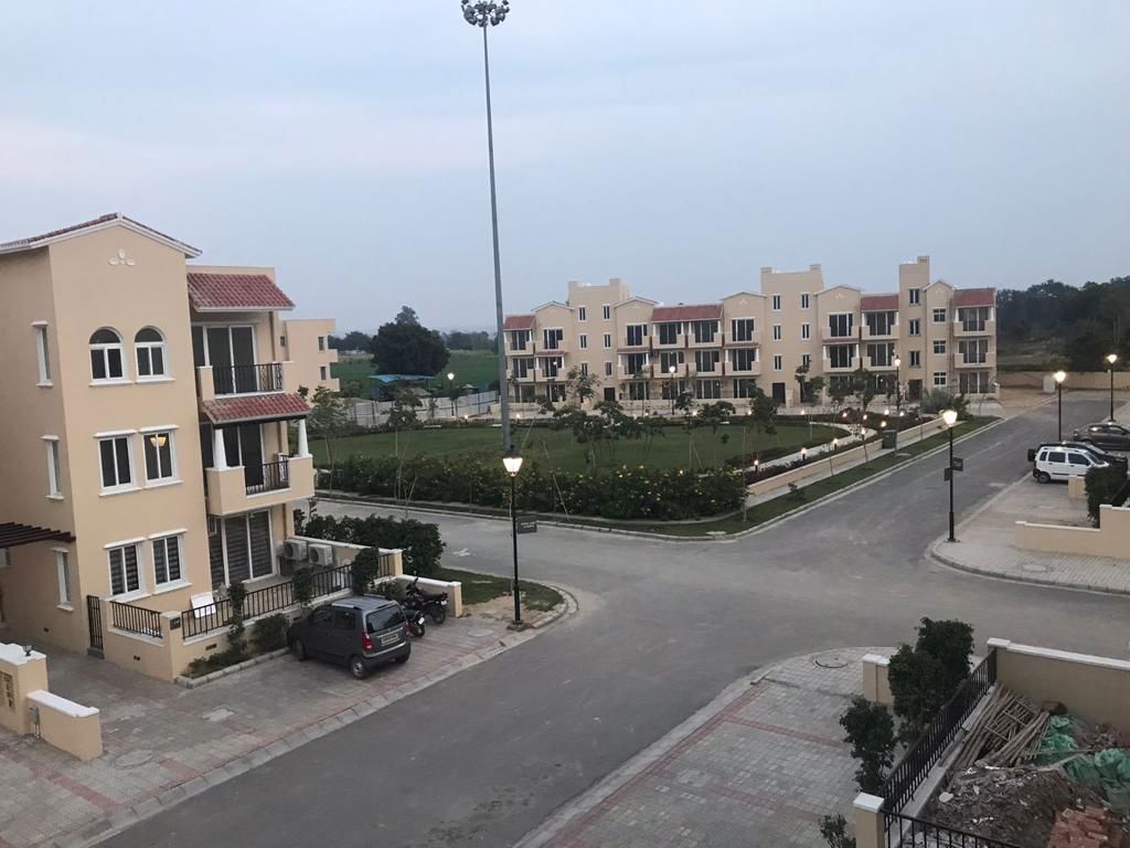 4 BHK + Pooja Room,Servant Room Apartment For Rent in Emaar Emerald Floors