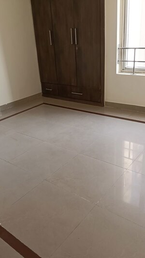 Room in 3 BHK Apartment at Orchid Petals, Sector 49 – for Rent