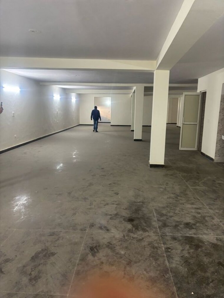 Room, sector 7 Commercial Warehouse 1000 Sq.Ft. In Sector 7 Noida 10232359