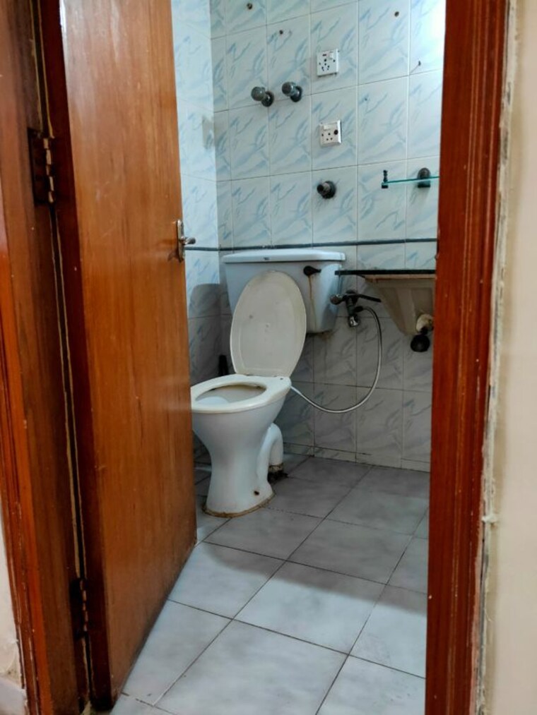 Bathroom, windsor-and-nova-society 2 Bedroom 980 Sq.Ft. Apartment In Ahinsa Khand 2 Ghaziabad 10232290