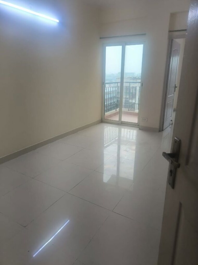 Room, maxblis-grand-wellington 1 Bedroom 615 Sq.Ft. Apartment In Sector 75 Noida 10232379