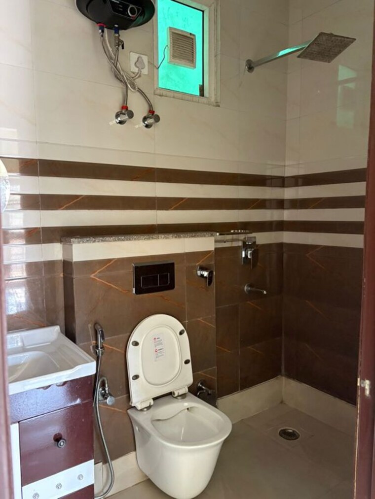 Bathroom, sector 23a 3 Bedroom 1630 Sq.Ft. Builder Floor In Sector 23a Gurgaon 10232299