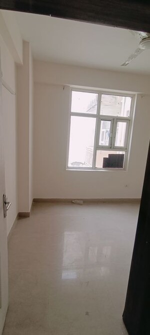 Room in 2 BHK Apartment at Shree Vardhman Mantra, Sector 67 – for Rent