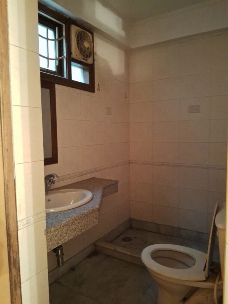 Bathroom, east of kailash 3 Bedroom 3150 Sq.Ft. Builder Floor In East Of Kailash Delhi 10232474
