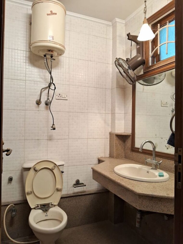 Bathroom, east of kailash 3 Bedroom 3150 Sq.Ft. Builder Floor In East Of Kailash Delhi 10232474