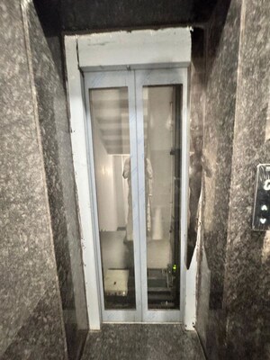 Lift in 3 BHK Builder Floor at Sector 4 – for Sale