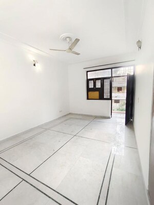 Room in 3 BHK Builder Floor at Sector 2 – for Rent