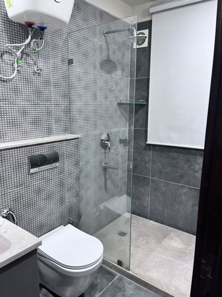 Bathroom, dlf phase ii 3 Bedroom 300 Sq.Yd. Builder Floor In Dlf Phase ii Gurgaon 10116029