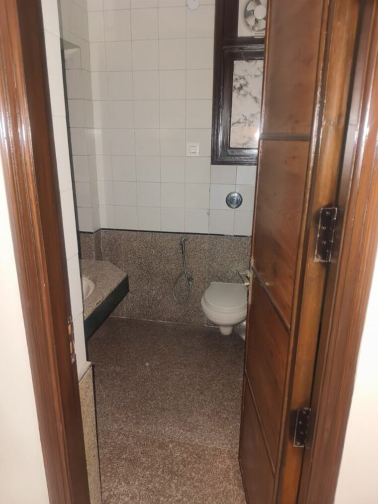 Bathroom, dlf phase ii 4 Bedroom 215 Sq.Yd. Villa In Dlf Phase ii Gurgaon 10133470