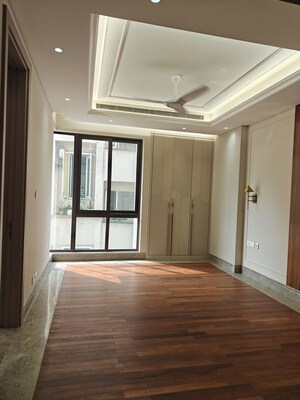 Room in 3 BHK Builder Floor at Safdarjung Development Area – for Rent