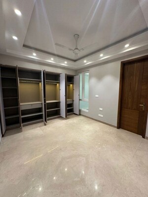 Room in 4 BHK Builder Floor at DLF Atria, Dlf Phase ii – for Rent