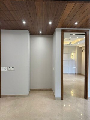 Room in 4 BHK Builder Floor at DLF Atria, Dlf Phase ii – for Rent