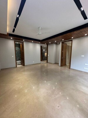 Room in 4 BHK Builder Floor at DLF Atria, Dlf Phase ii – for Rent