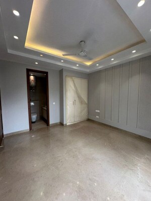 Room in 4 BHK Builder Floor at DLF Atria, Dlf Phase ii – for Rent