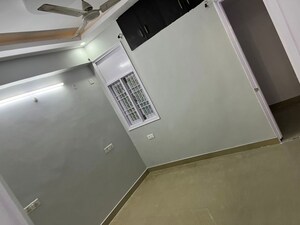 Furnished Amenities in 3.5 BHK Apartment at Hazratganj – for Rent