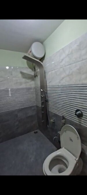 Furnished Amenities in 2 BHK Apartment at Bandra East – for Rent