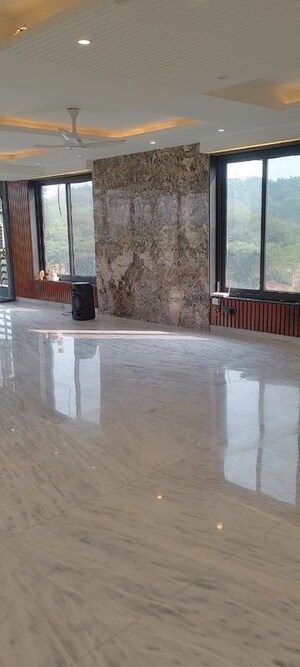 Room in 4 BHK Builder Floor at DLF Royale Residences, Dlf Phase I – for Rent