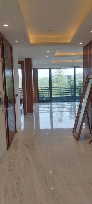 Room in 4 BHK Builder Floor at DLF Royale Residences, Dlf Phase I – for Rent